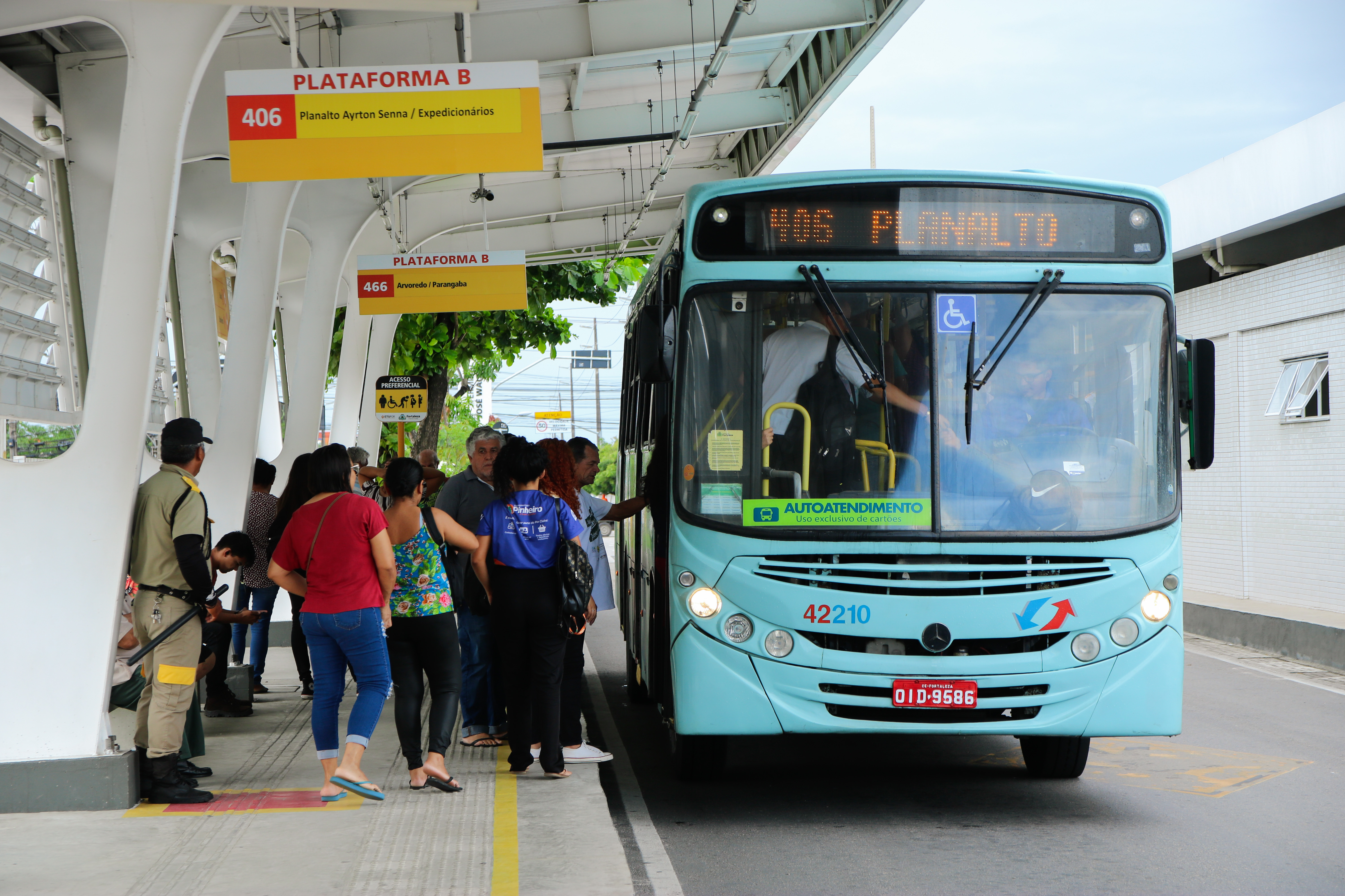 pessoas embarcando num ônibus